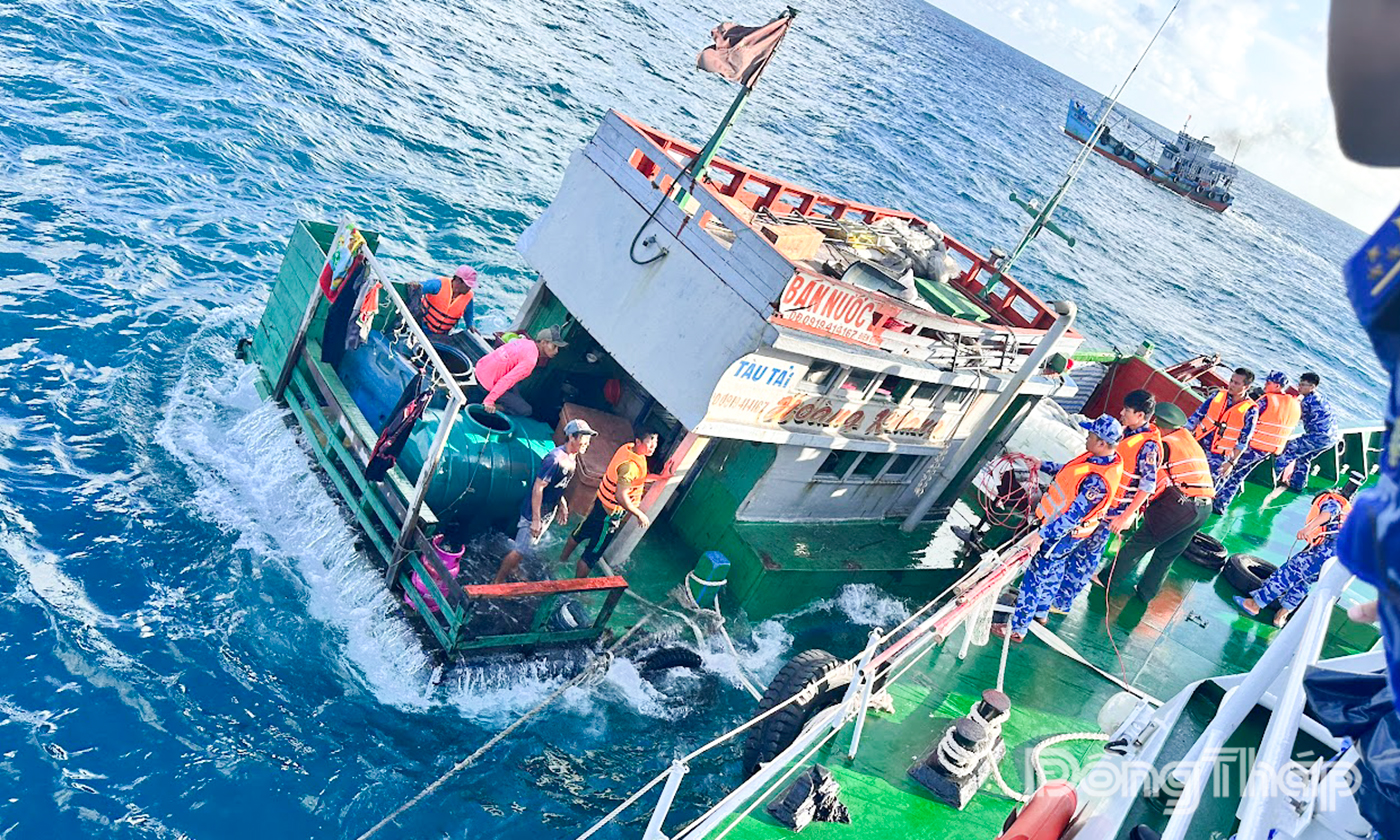 Tàu CSB 2011 tiếp cận tàu cá bị chìm.