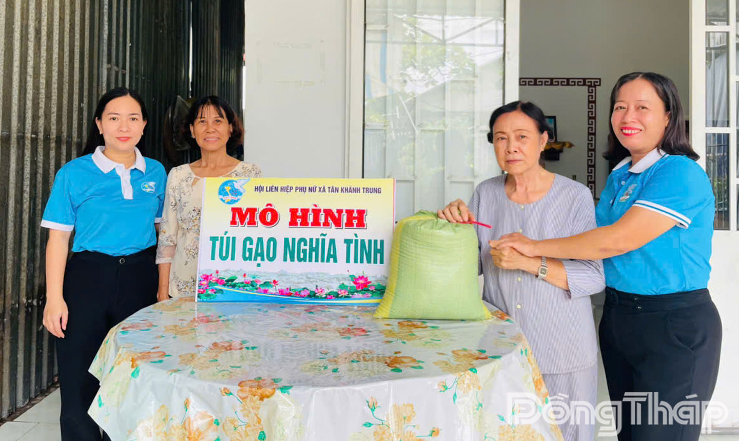 Hội Liên hiệp phụ nữ xã Tân Khánh Trung tặng gạo cho người có hoàn cảnh khó khăn trên địa bàn xã.