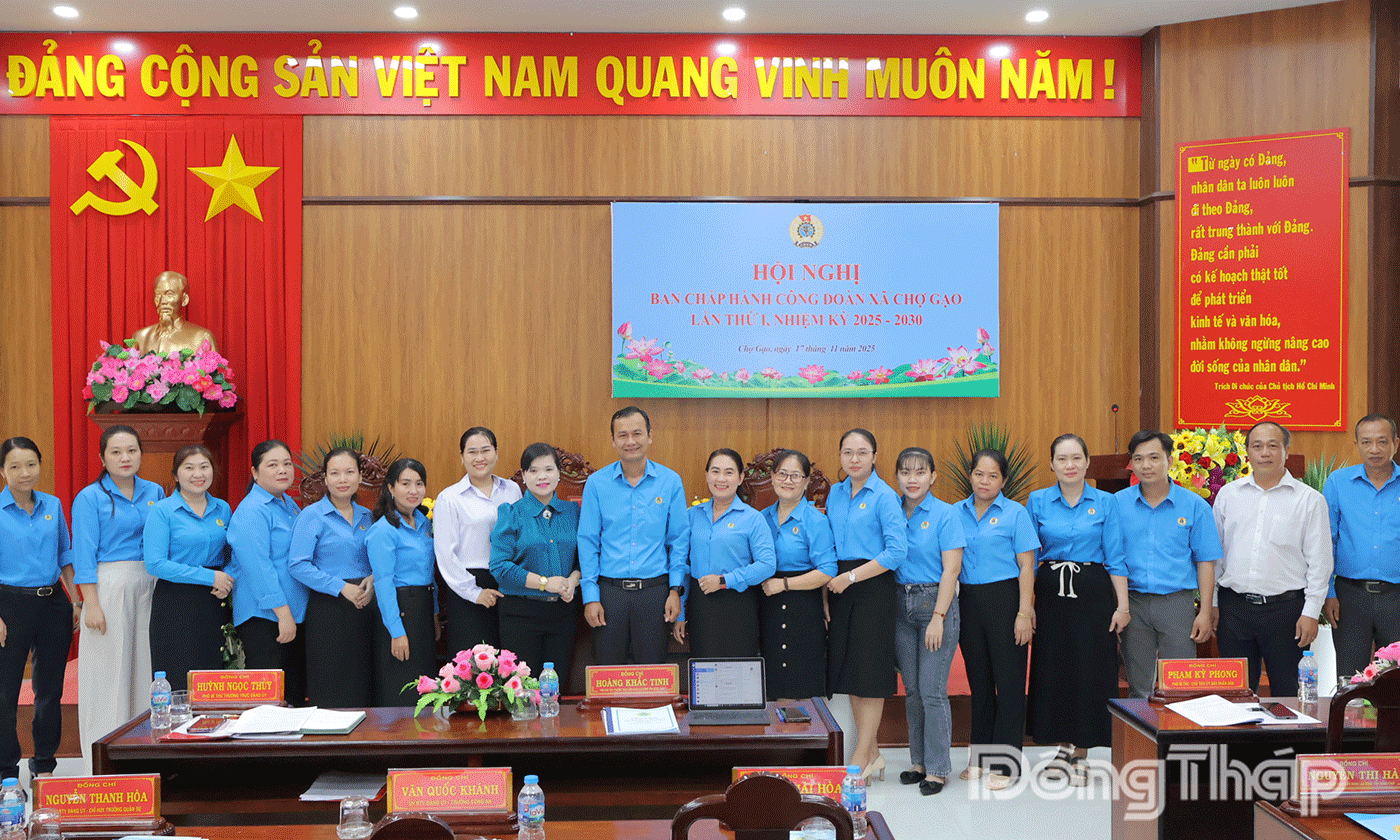 Lãnh đạo Liên đoàn lao động tỉnh, xã Chợ Gạo chụp ảnh lưu niệm với BCH Công đoàn xã Chợ Gạo.