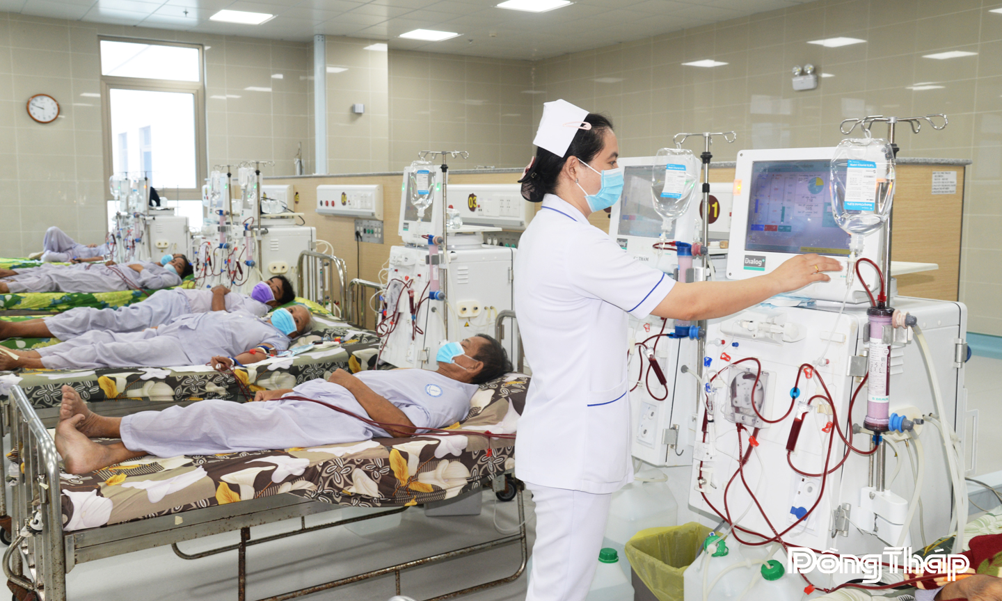 Bệnh nhân suy thận mạn tính chạy thận nhân tạo tại Bệnh viện Đa khoa Tiền Giang. Ảnh: THỦY HÀ