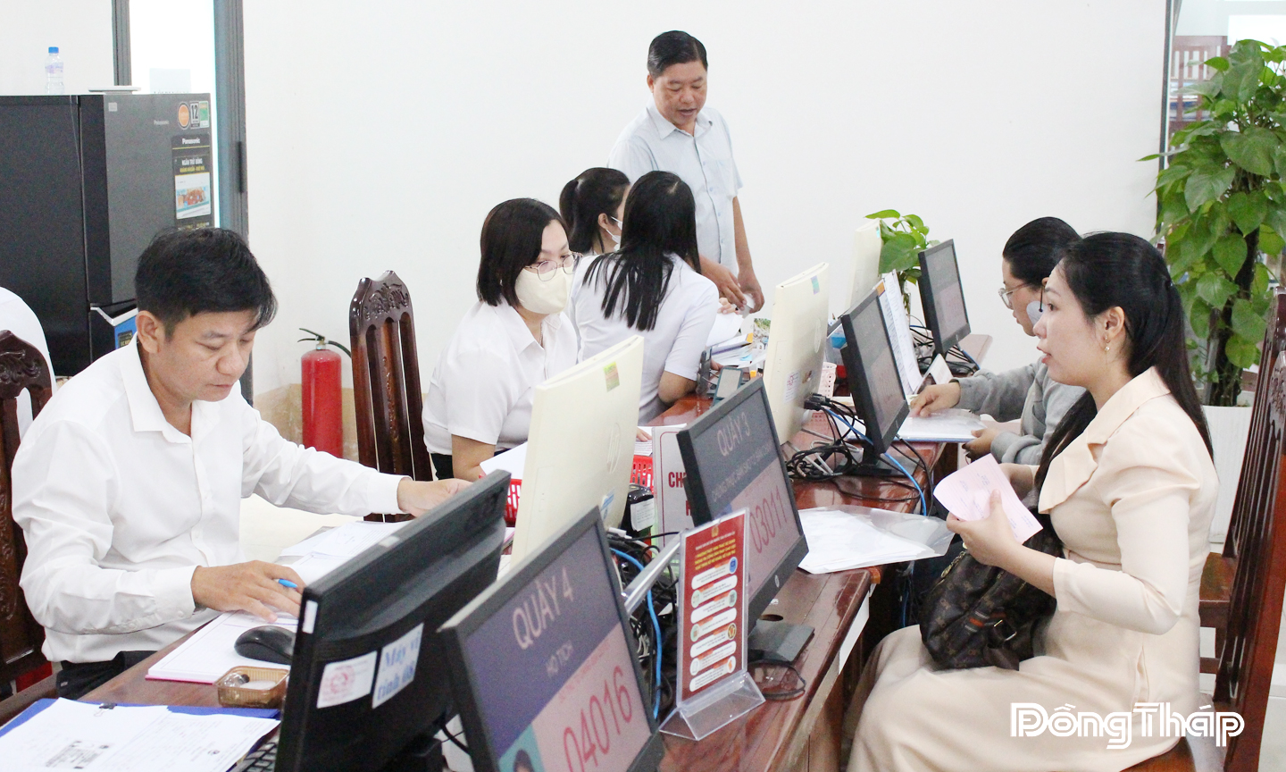 Cá nhân, tổ chức đến thực hiện thủ tục hành chính tại Trung tâm Phục vụ hành chính công phường Cao Lãnh.