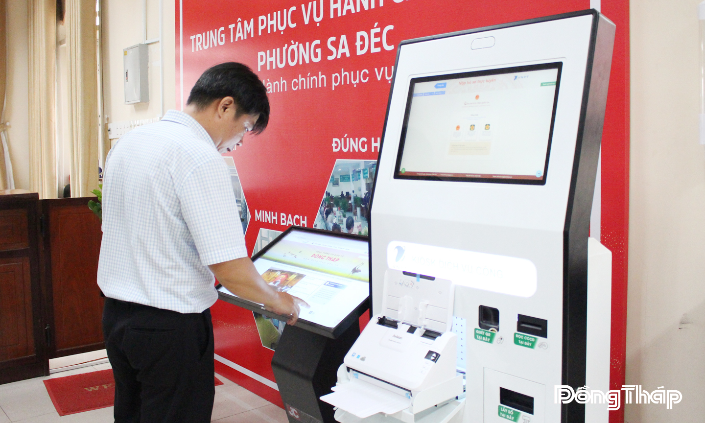 Trung tâm Phục vụ hành chính công phường Sa Đéc trang bị ki-ốt thông minh, hỗ trợ người dân thực hiện thủ tục hành chính thuận lợi hơn.