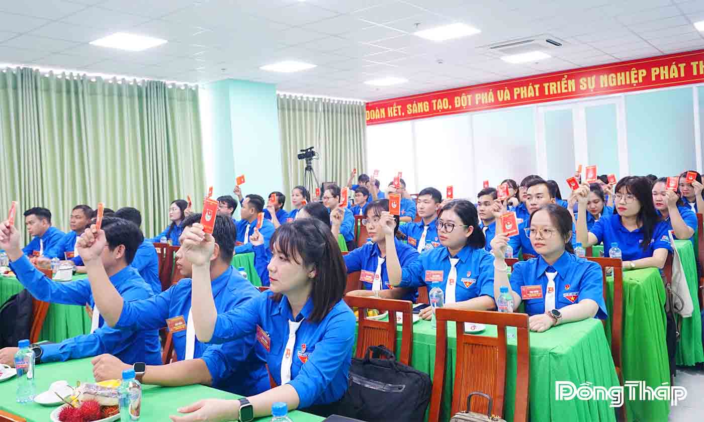 Đoàn viên thanh niên biểu quyết tại Đại hội. 