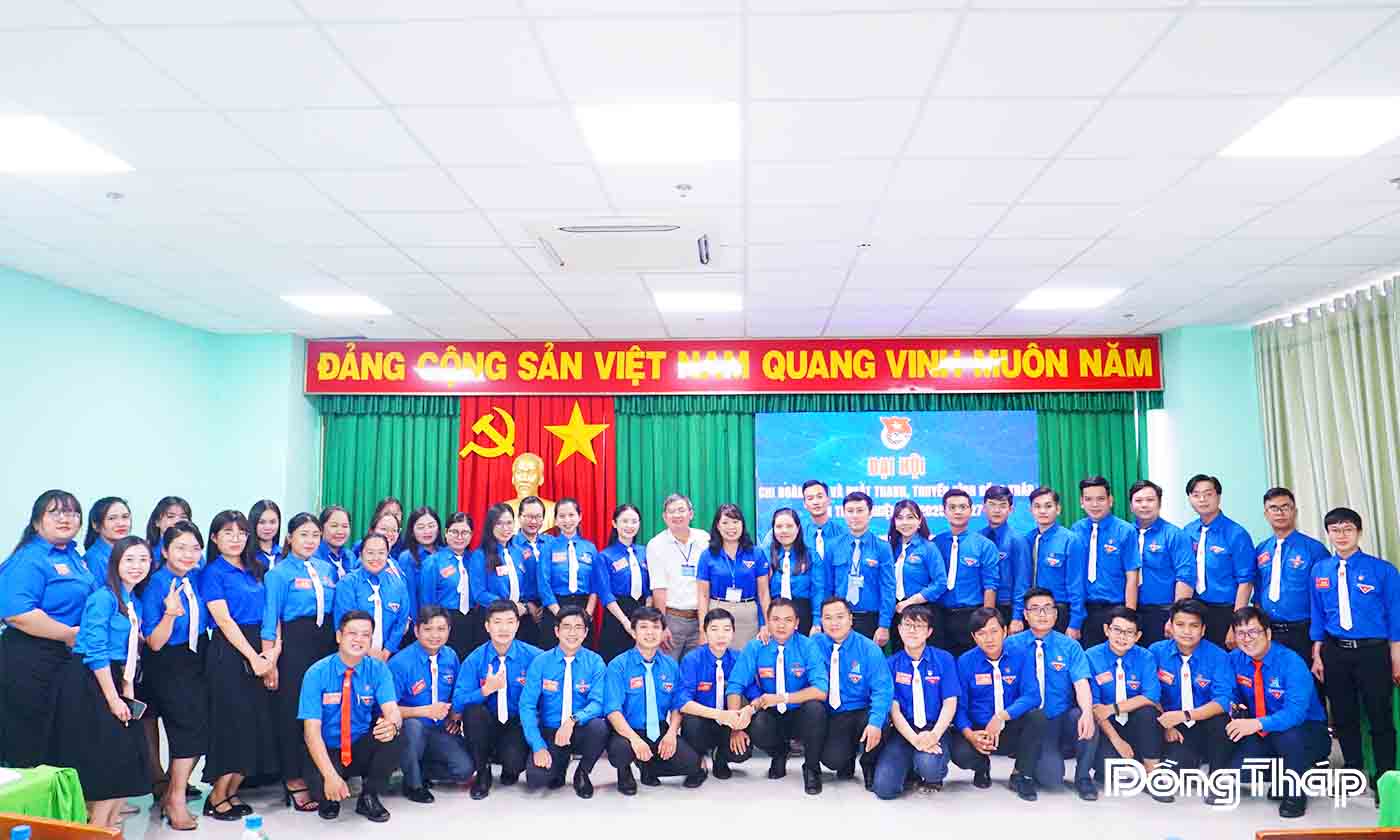 Đại biểu tham dự chụp ảnh lưu niệm cùng với Chi đoàn Báo và phát thanh, truyền hình Đồng Tháp tại Đại hội.