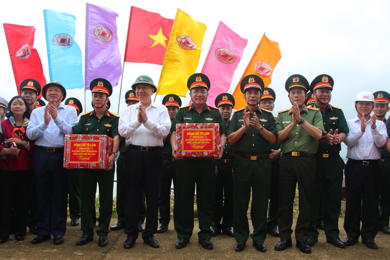 Tổng Bí thư Tô Lâm tặng quà các đơn vị thi công dự án trên đảo Hòn Khoai. (Ảnh: TTXVN)