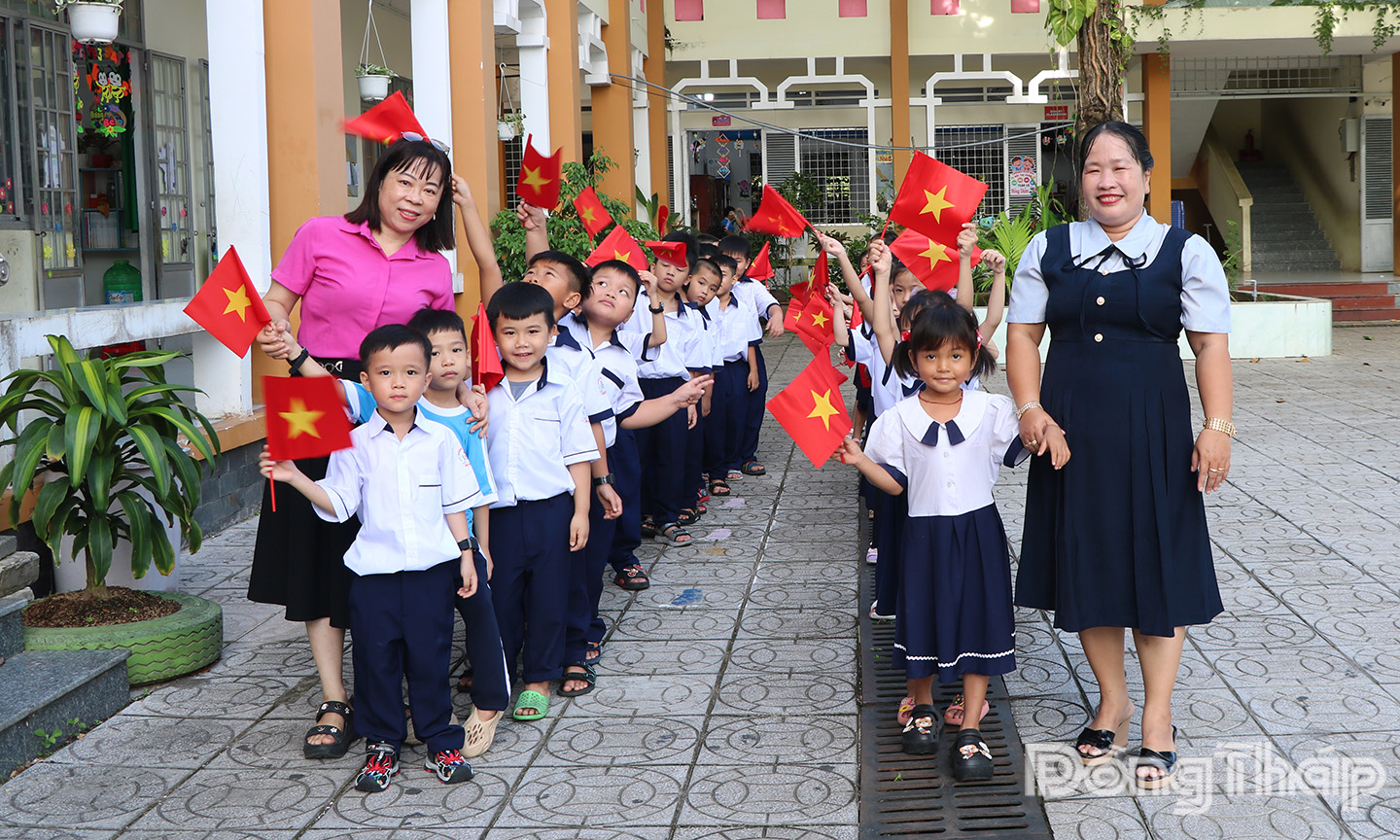 Cô và trò Trường Tiểu học Bùi Thị Xuân (phường Cao Lãnh). Ảnh: MỸ XUYÊN