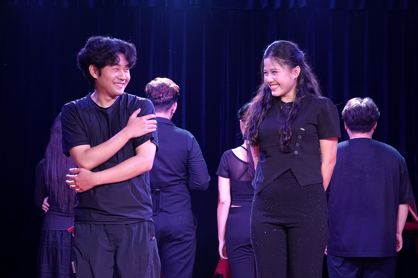 Tình yêu trong sáng của đôi trẻ bị hai dòng họ Trần và Kim phản đối. Ảnh: THÚY BÌNH