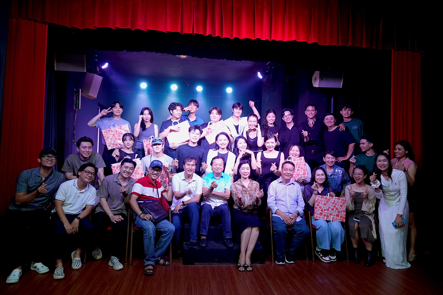 Nghệ sĩ và diễn viên trẻ hai nước Việt - Hàn cùng lưu lại khoảnh khắc đẹp sau buổi biểu diễn vở kịch “Romeo and Juliet”. Ảnh: THÚY BÌNH