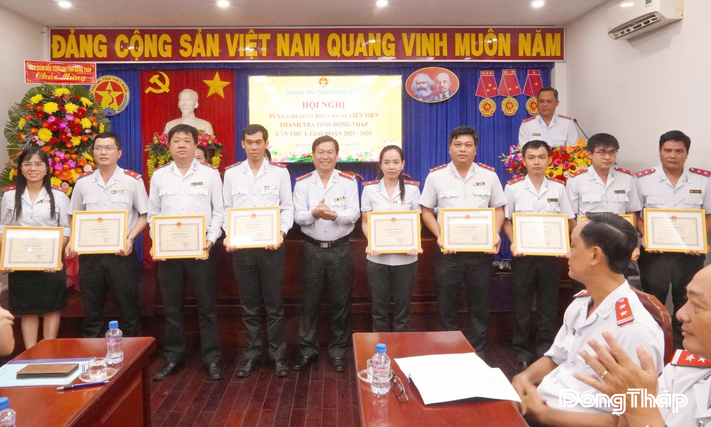 Lãnh đạo Thanh tra tỉnh Đồng Tháp tuyên dương điển hình tiên tiến ngành Thanh tra lần thứ I, giai đoạn 2025 - 2030. Ảnh: V. THẢO