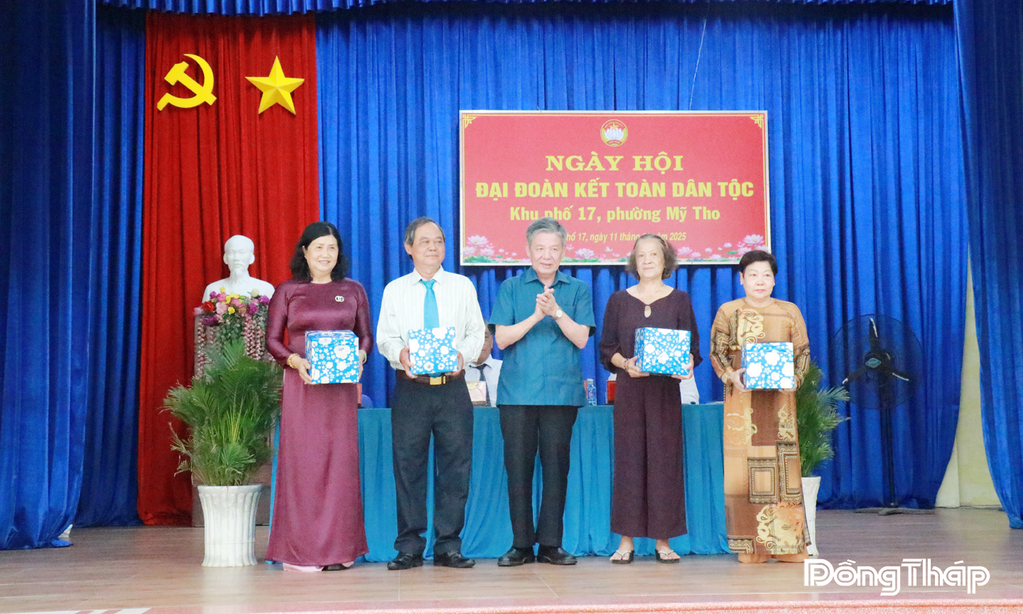 Đồng chí Ngô Chí Cường trao quà cho các cá nhân tiêu biểu trên địa bàn Khu phố 17 nhân Ngày hội.