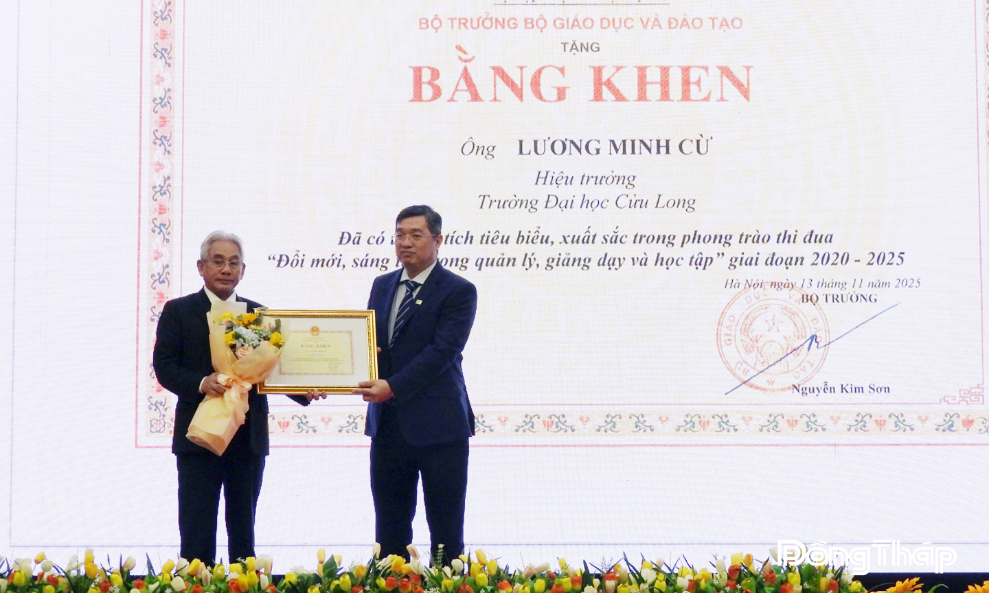 Thạc sĩ Lê Tôn Đức Hòa (bên phải), Chủ tịch Hội đồng trường trao Bằng khen của Bộ Giáo dục và Đào tạo cho Nhà giáo Ưu tú, Phó Giáo sư, Tiến sĩ Lương Minh Cừ.