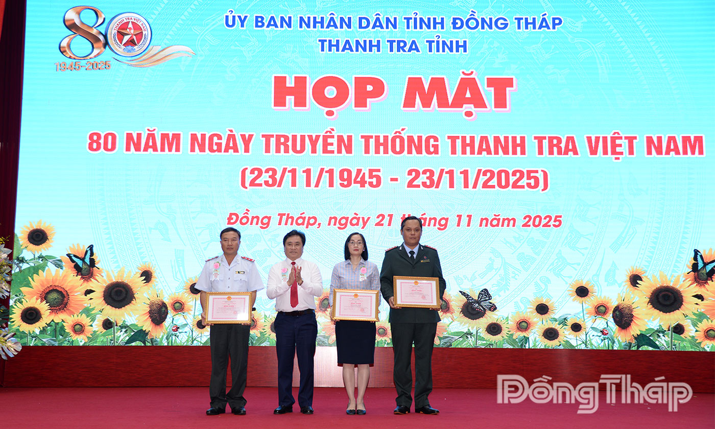 Lãnh đạo UBND tỉnh trao tặng Bằng khen của Chủ tịch UBND tỉnh cho các tập thể.