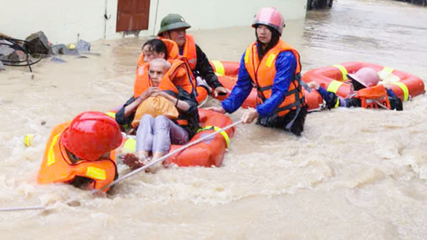 Cảnh sát tiếp cận các vùng dân cư bị ngập sâu ở hạ du sông Hà Thanh (tỉnh Gia Lai). Ảnh: XUÂN HUYÊN