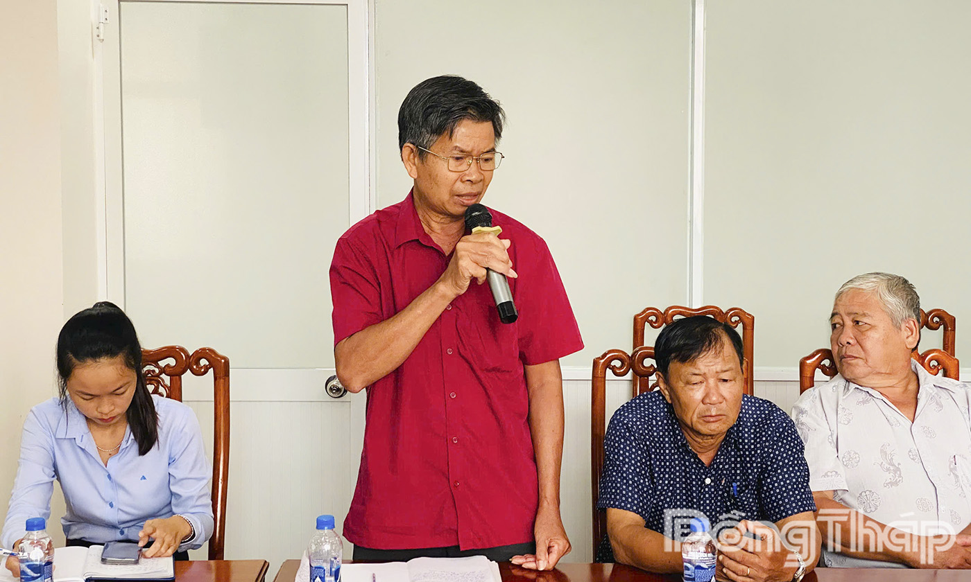 Cử tri tham dự phát biểu tại buổi tiếp xúc.