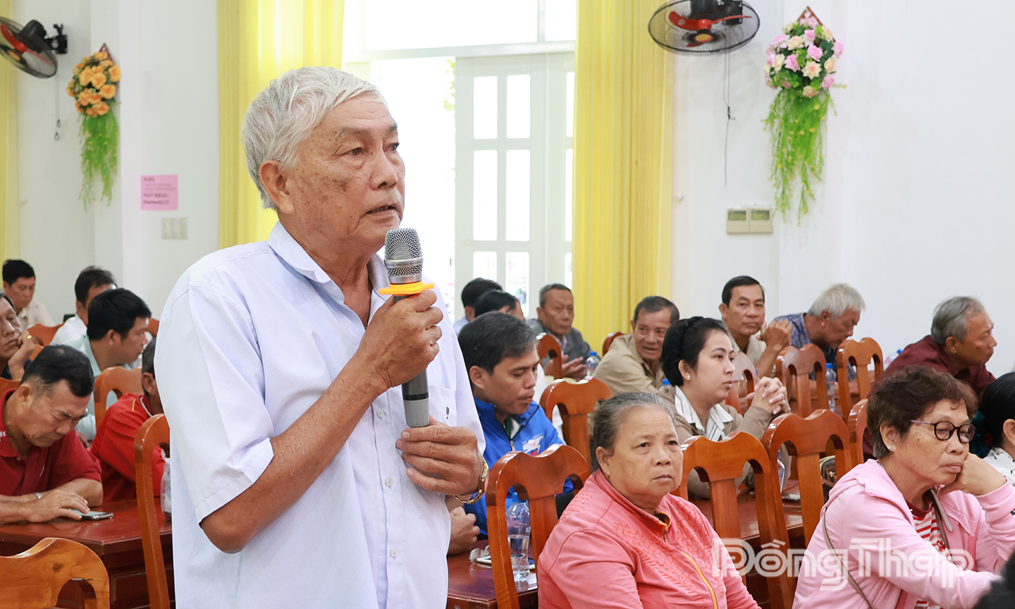 Cử tri nêu kiến nghị tại buổi tiếp xúc.