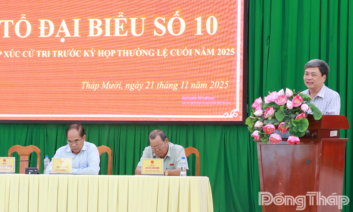 Phó Chủ tịch Hội đồng nhân dân tỉnh Phạm Văn Chuẩn tiếp thu, giải trình các kiến nghị của cử tri.