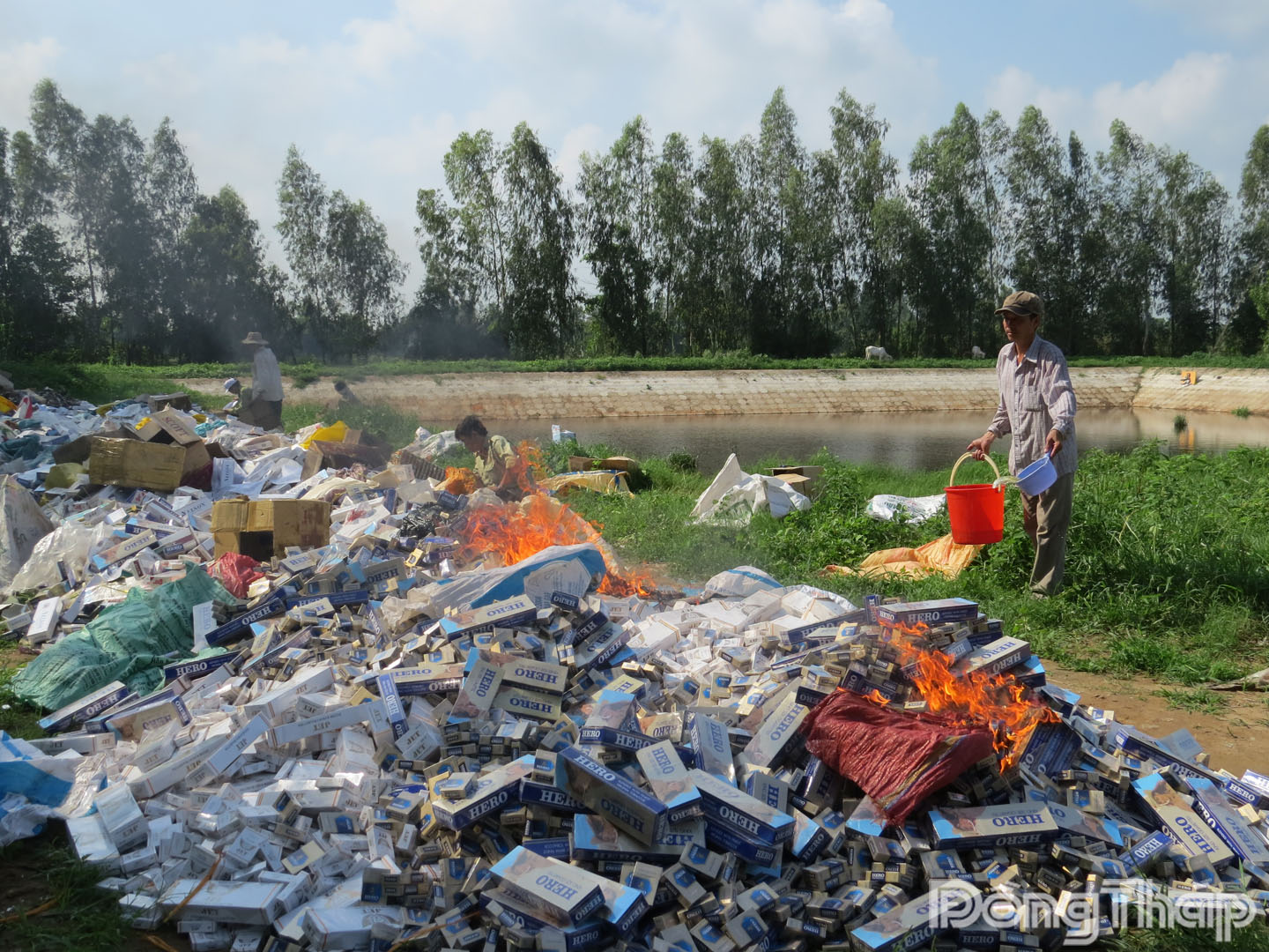 Hàng năm các cơ quan chức năng tỉnh Đồng Tháp bắt giữ và tiêu hủy hàng ngàn bao thuốc lá nhập lậu