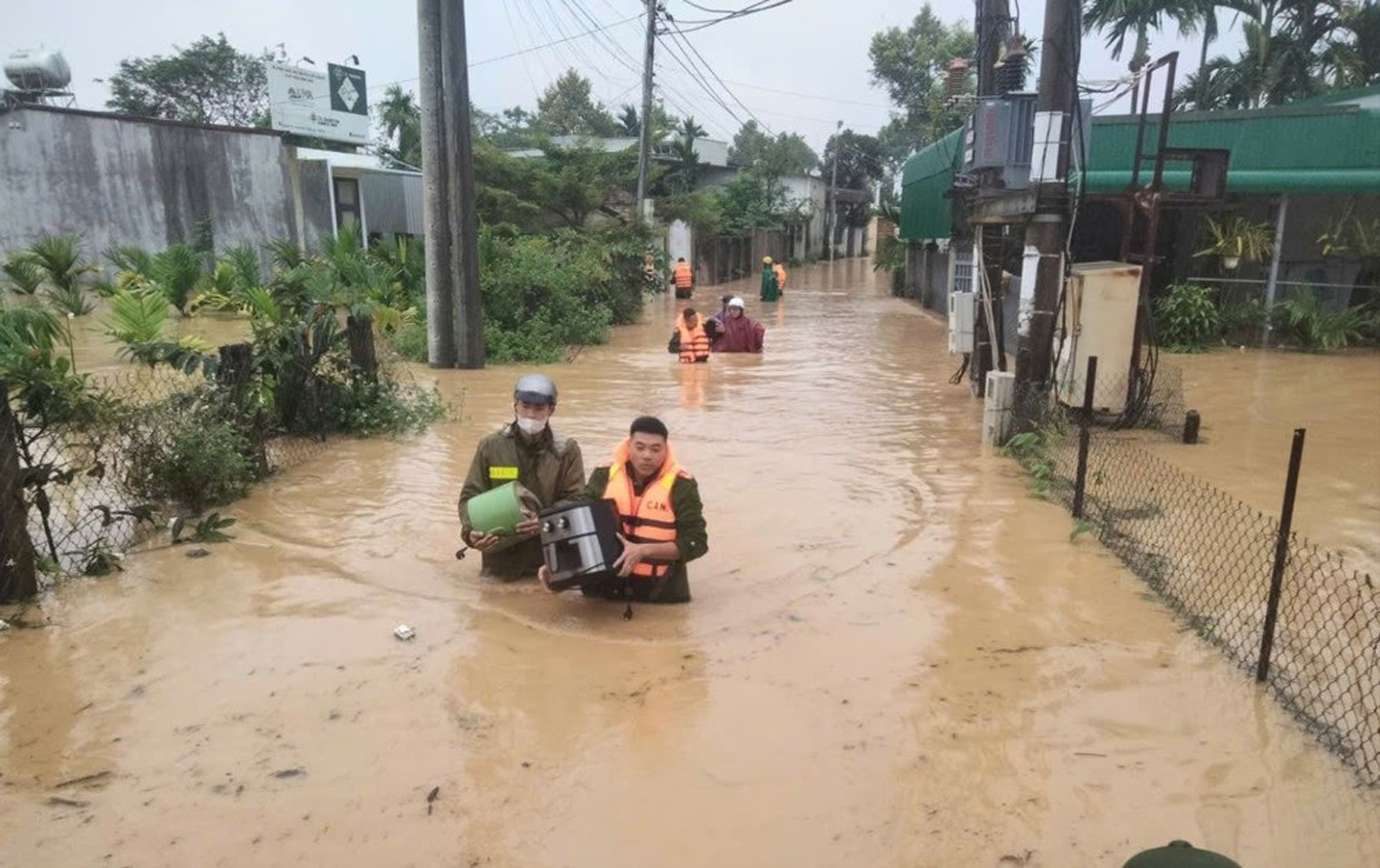 Lực lượng công an xã Krông Ana hỗ trợ người dân di dời tài sản﻿