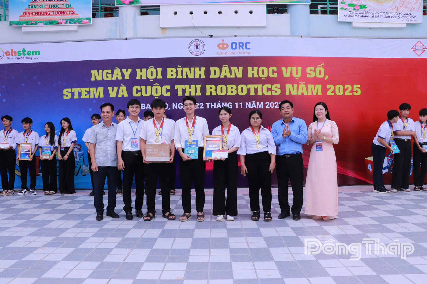 Lãnh đạo xã trao giải nhất cho Trường THPT Hồng Ngự 3 đạt giải nhất cuộc thi Robotics