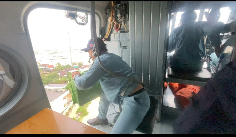 Bốn tấn hàng chuyển đến người dân vùng lũ