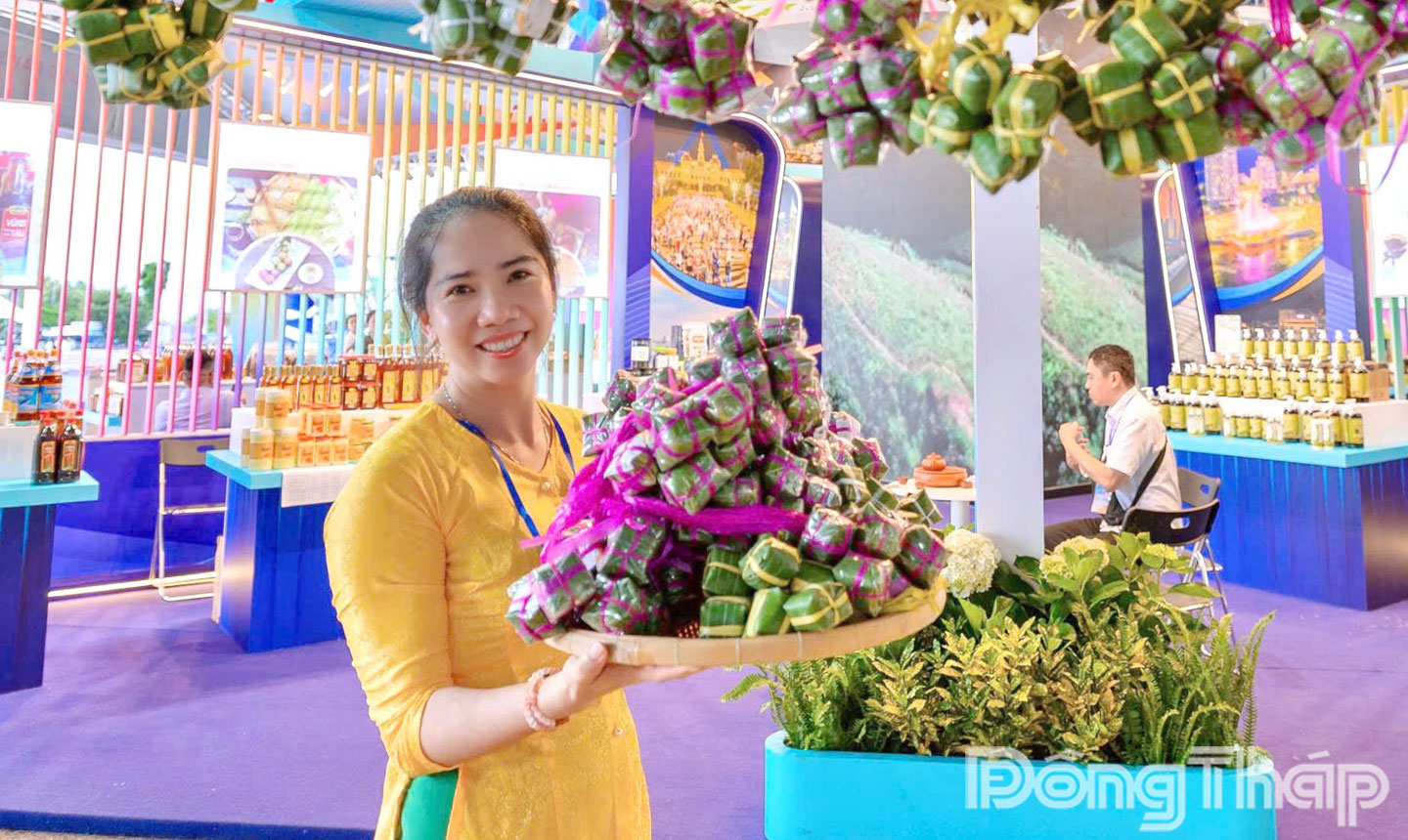 Gian hàng tỉnh Đồng Tháp tại Ngày hội Cua Cà Mau – lần thứ II năm 2025 trưng bày nhiều sản phẩm OCOP, sản phẩm đặc trưng.