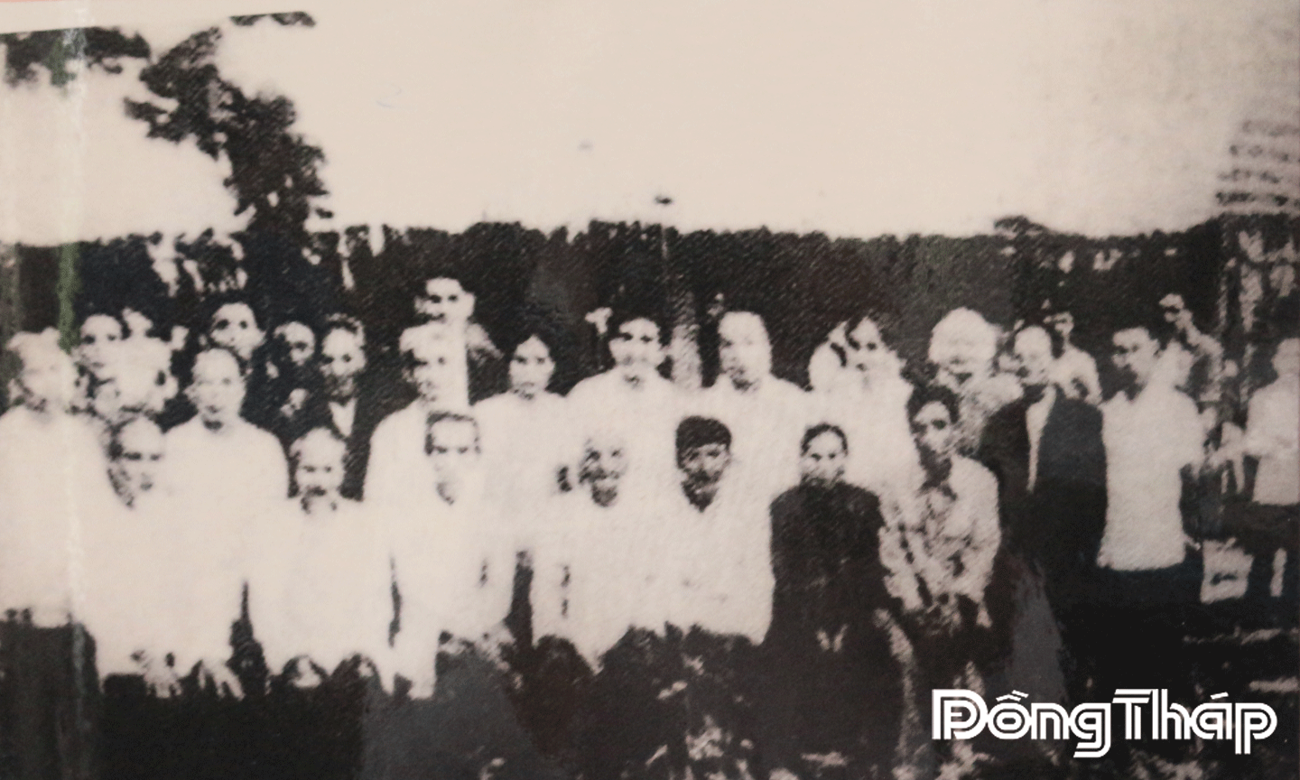 Các chiến sĩ tham gia cuộc khởi nghĩa Nam kỳ năm xưa chụp ảnh lưu niệm tại đình Long Hưng.