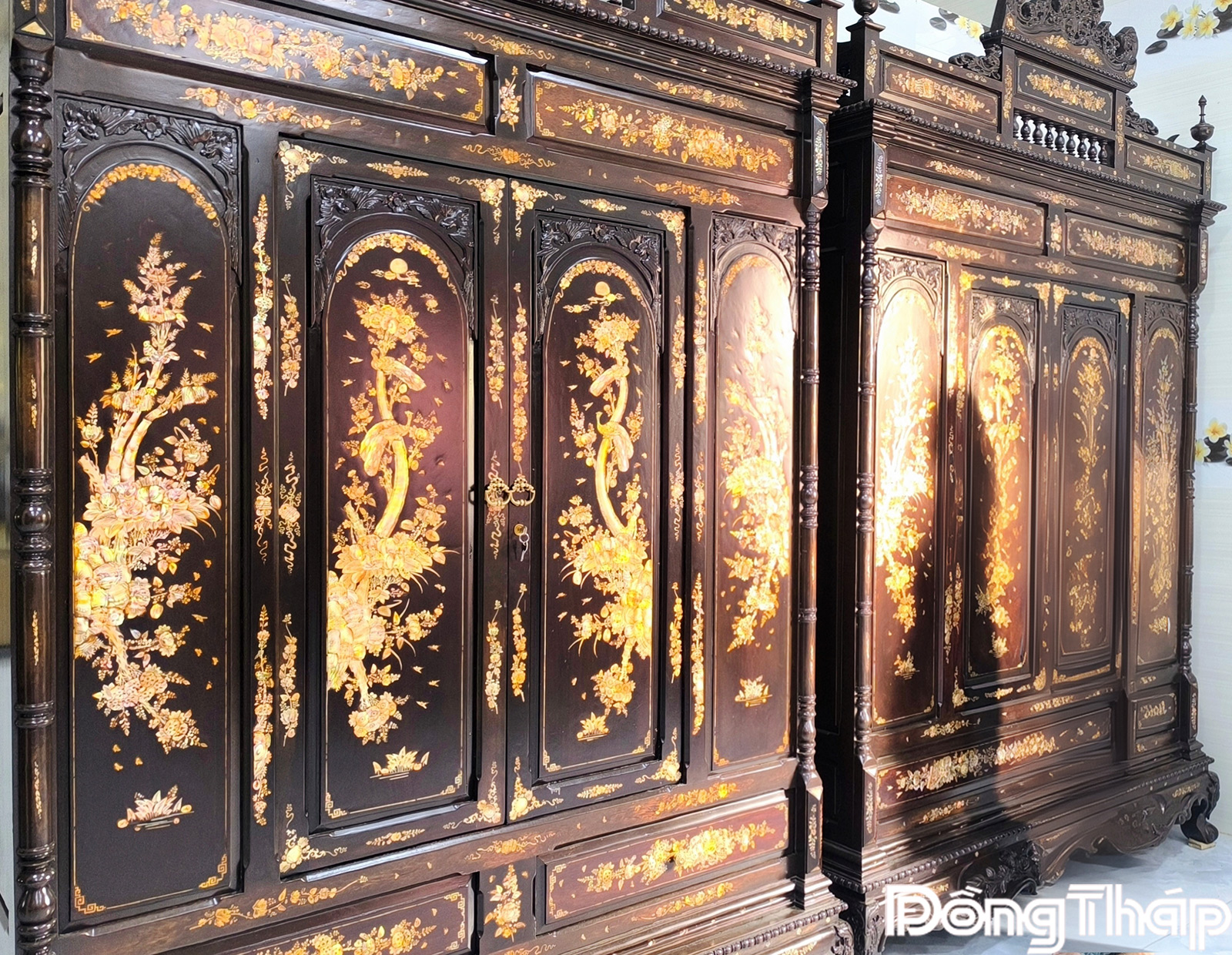 những món đồ xưa như: bàn, ghế, tủ áo, giường... bằng gỗ cẩm lai, cẩn ốc xà cừ