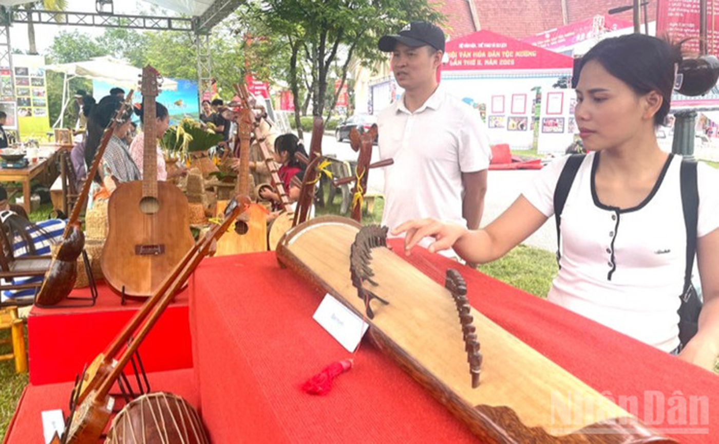 Khách tham quan tìm hiểu bộ nhạc cụ làm từ cây dừa.