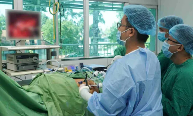 Các bác sĩ Bệnh viện Chợ Rẫy phẫu thuật cho một bệnh nhân ung thư.