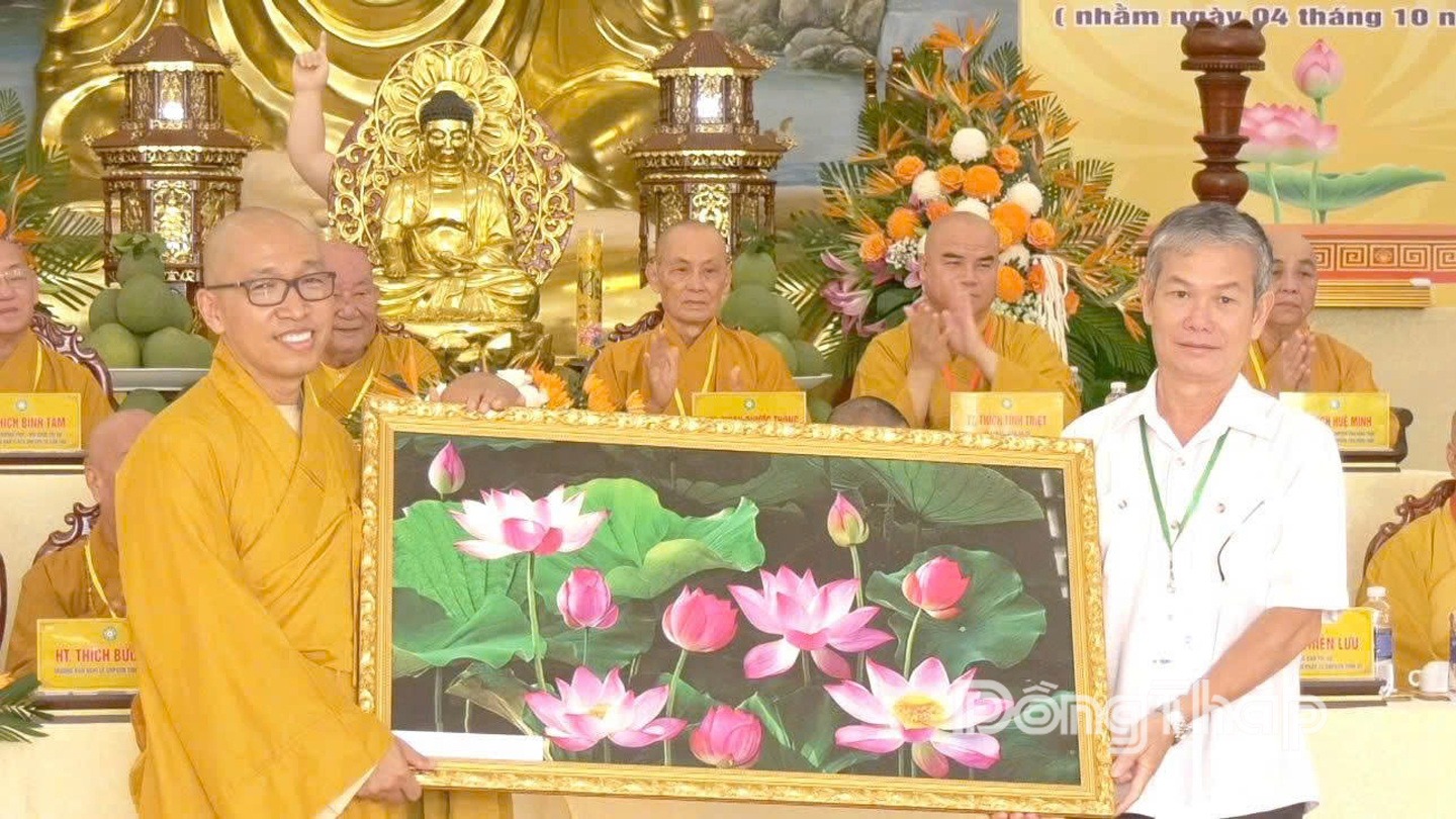 Đồng chí Đinh Văn Dũng, Uỷ viên Ban thường vụ Tỉnh uỷ, Phó chủ tịch thường trực Uỷ ban Mặt trận Tổ quốc Việt Nam tỉnh Đồng Tháp trao quà chúc mừng ban đại diện Phật giáo khu vực IV vừa được bổ nhiệm trụ trì 4 cơ sở tự viện trực thuộc.