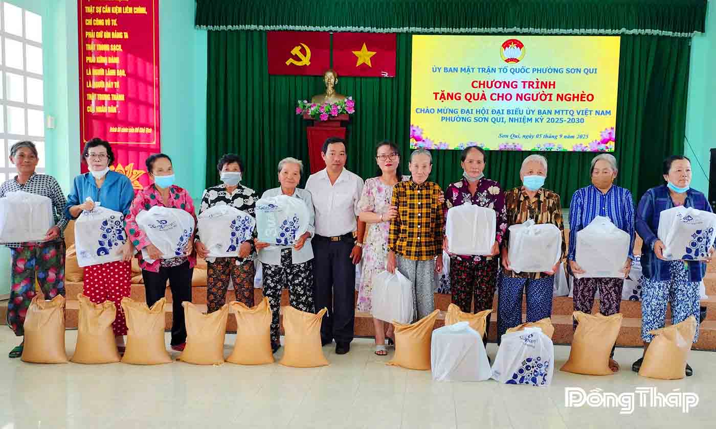 Uỷ ban MTTQ Việt Nam phường Sơn Qui trao quà cho hộ gia đình có hoàn cảnh khó khăn trên địa bàn.