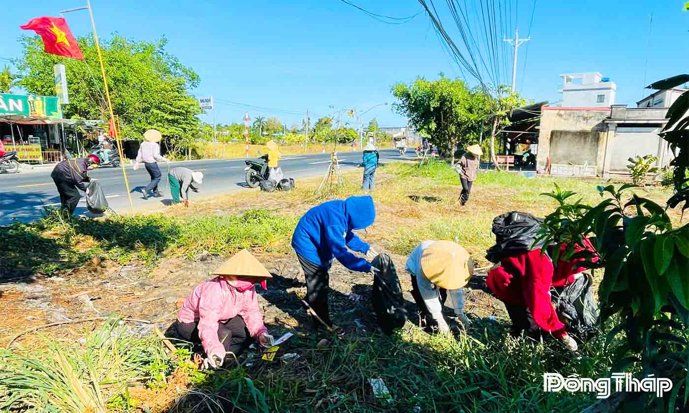 Các đoàn thể xã hội phường Sơn Qui chung tay thu gom rác trên các tuyến đường.