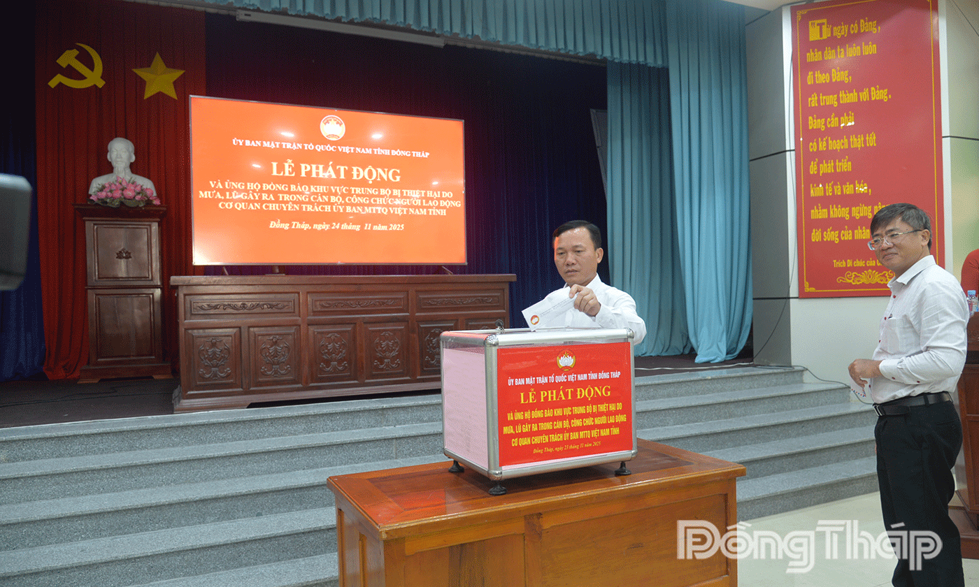 Cán bộ, công chức, người lao động động cơ quan chuyên trách Ủy ban MTTQ Việt Nam tỉnh ủng hộ.