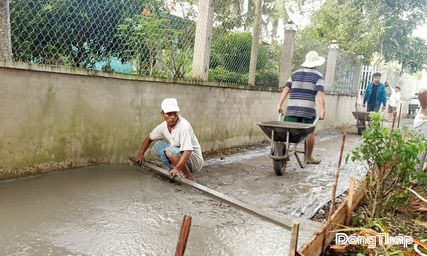 Nhiều công trình dân sinh được hình thành từ tinh thần tự nguyện đóng góp  của người dân.