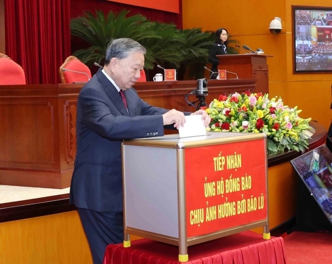 Tổng Bí thư Tô Lâm quyên góp ủng hộ người dân bị ảnh hưởng bởi mưa lũ, sáng 24-11. Ảnh: TTXVN.