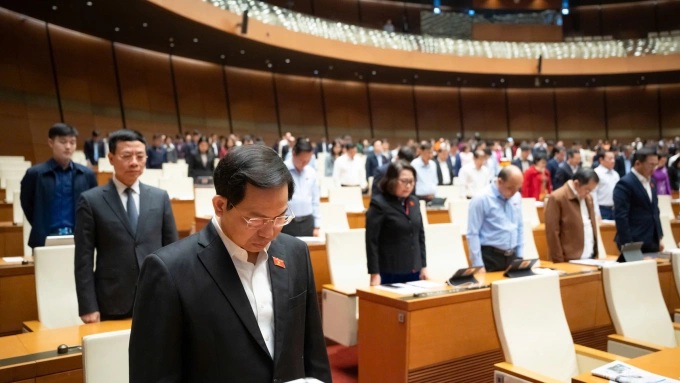 Các đại biểu Quốc hội đứng dậy dành một phút tưởng niệm nạn nhân thiệt mạng do mưa lũ. Ảnh: Hoàng Phong