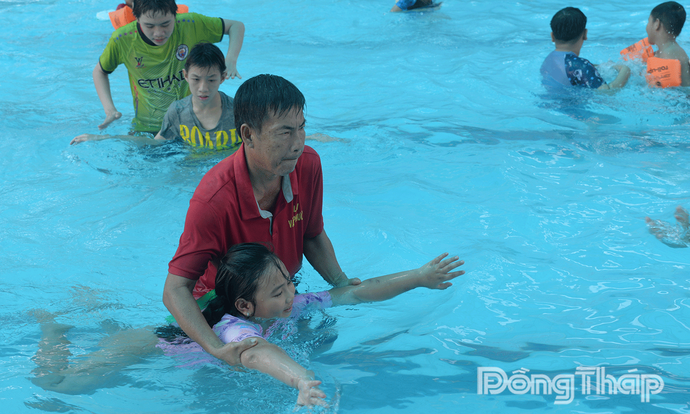 Các huấn luyện viên của hồ bơi Tân Mỹ Chánh luôn túc trực dưới nước để hỗ trợ các em từng động tác cơ bản.