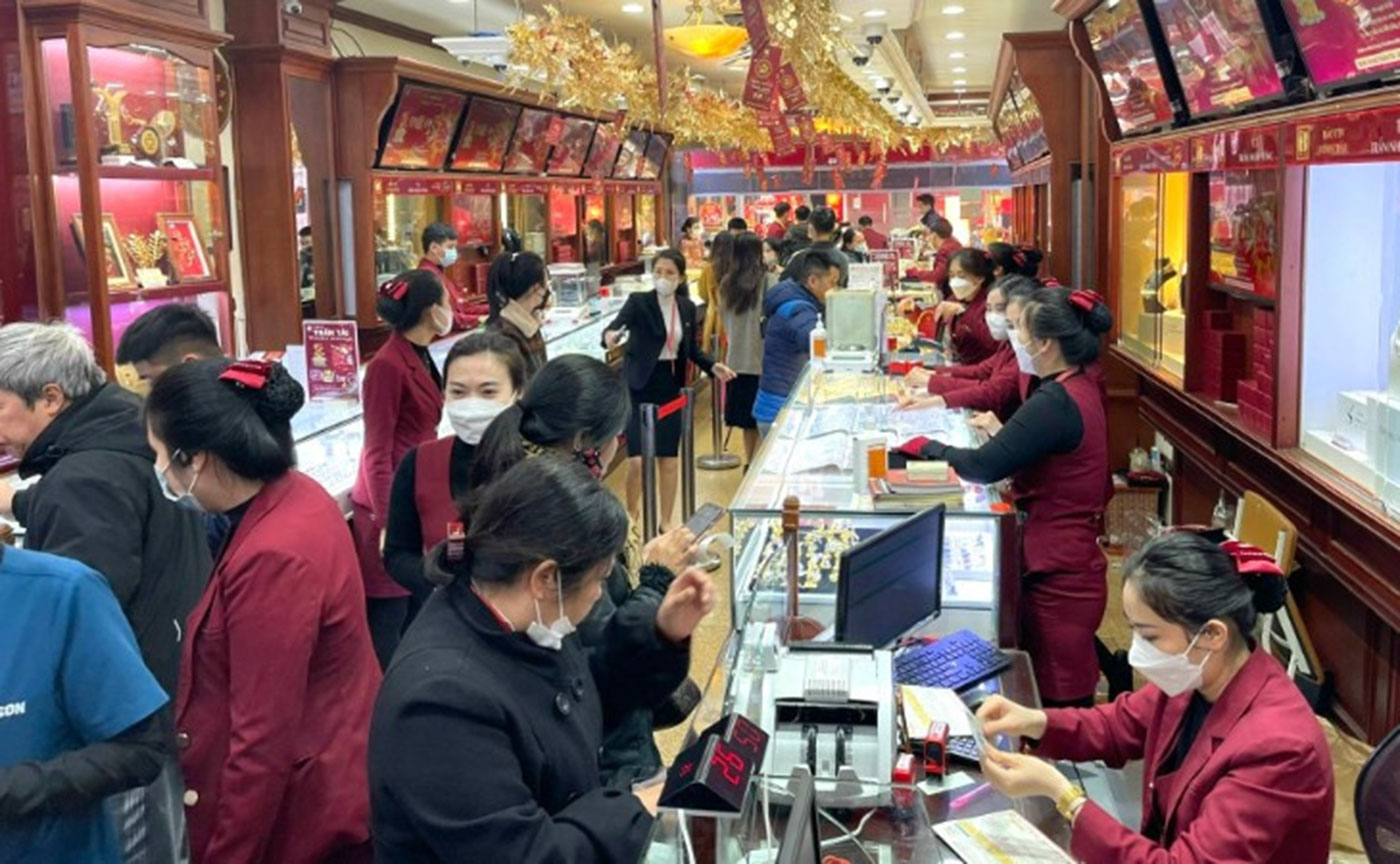 Người dân giao dịch mua vàng tại một cửa hàng trên phố Trần Nhân Tông (Hà Nội) trong bối cảnh giá vàng liên tục biến động mạnh. (Ảnh: MINH PHƯƠNG)