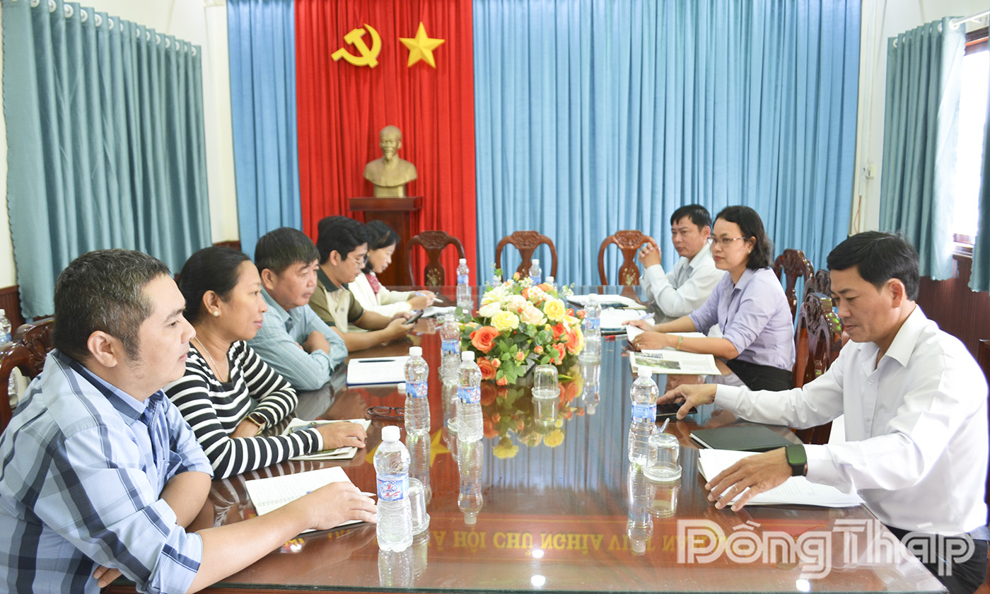 Đoàn công tác của Báo và phát thanh, truyền hình Đồng Tháp làm việc với xã Tân Hòa.