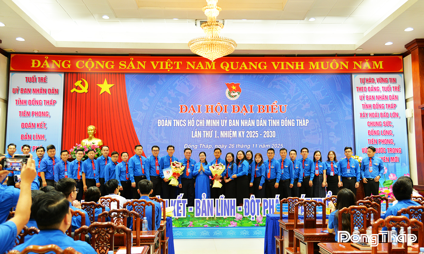 Đồng chí Huỳnh Thị Hoài Thu và đồng chí Nguyễn Thành Luân trao quyết định, chúc mừng Ban Chấp hành 