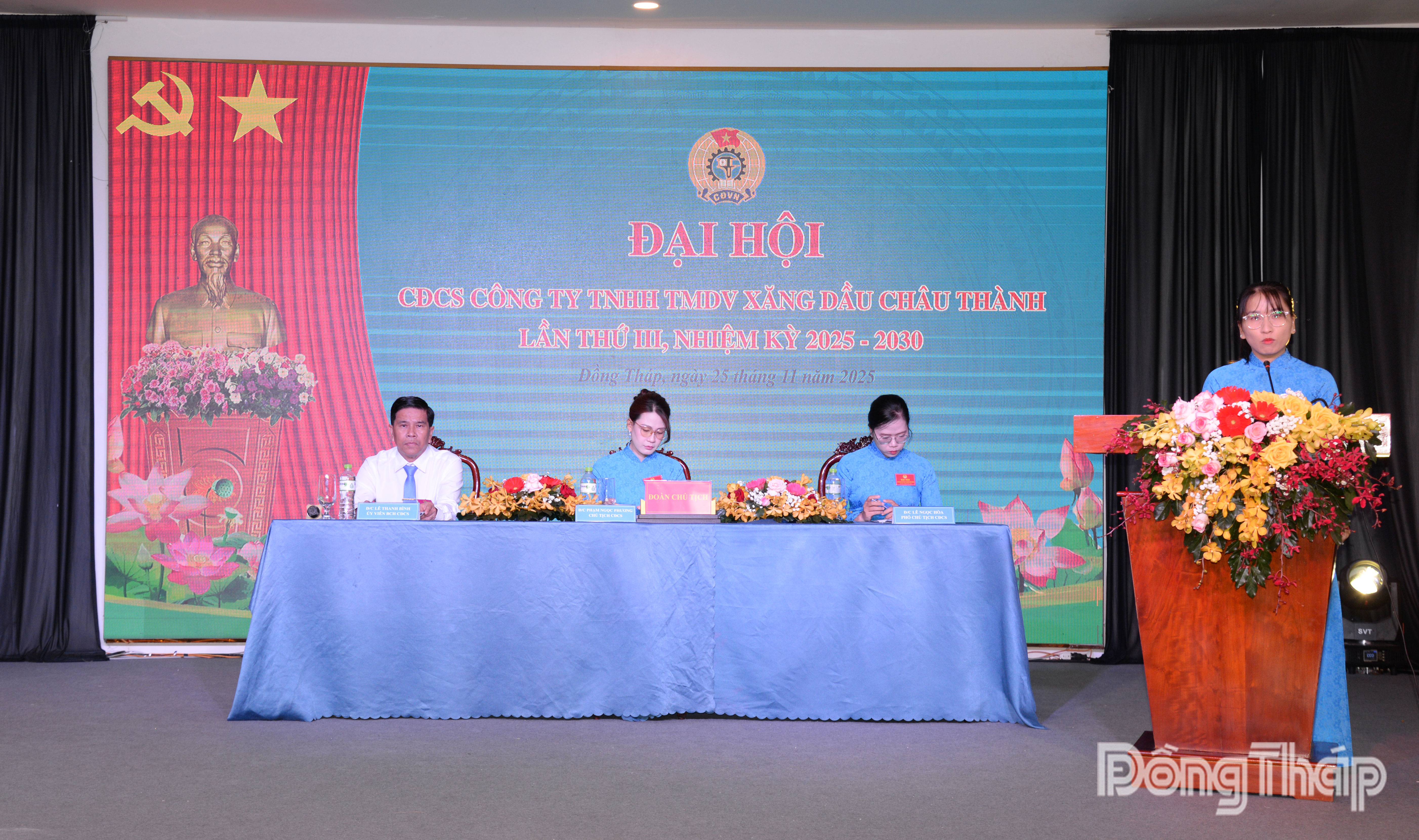 Thông qua chương trình đại hội.