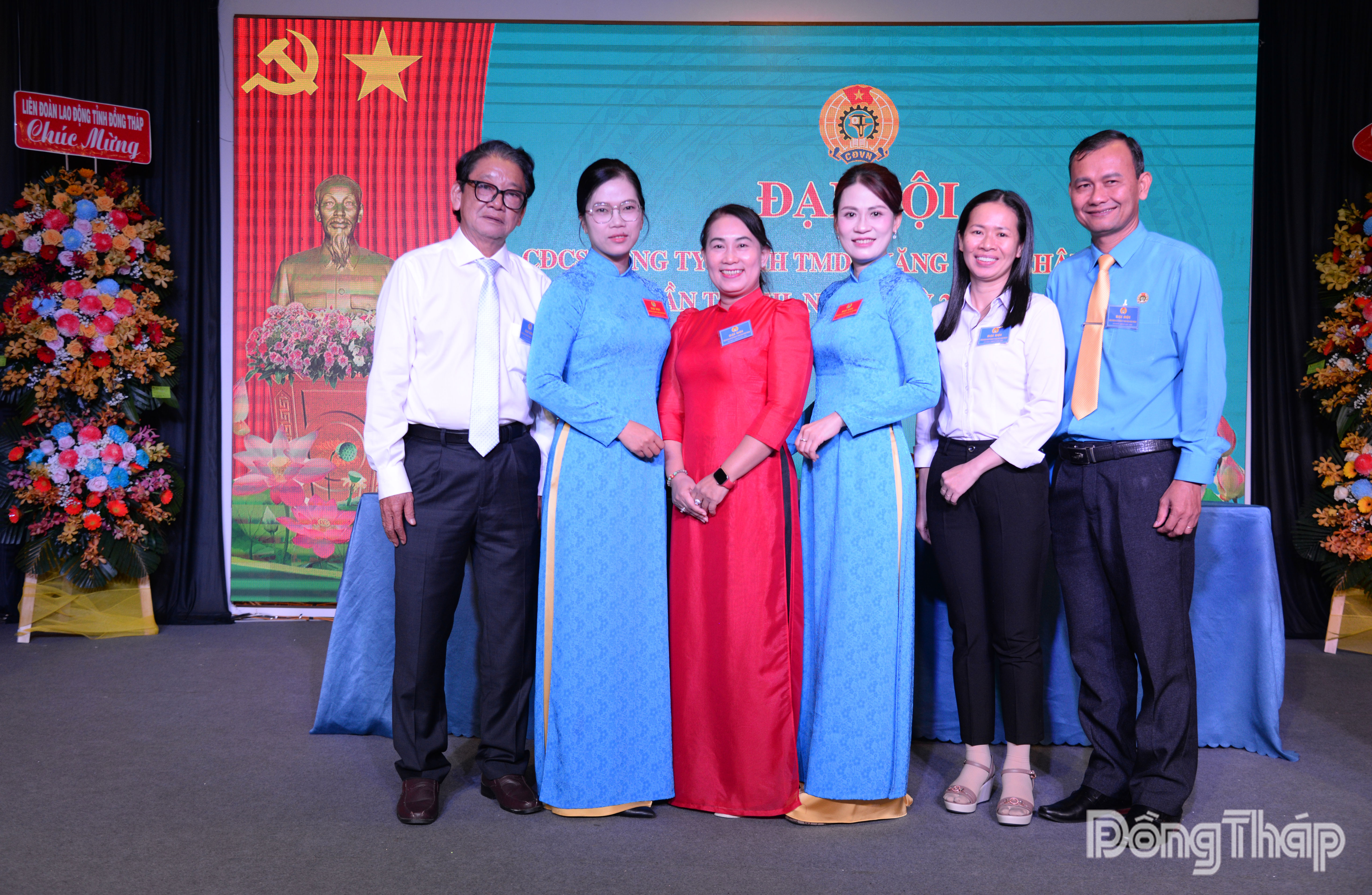 Các đại biểu chụp ảnh lưu niệm.