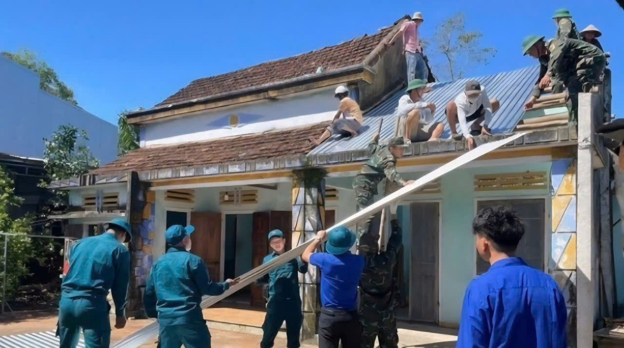 Lực lượng xung kích xã Tây Hồ (thành phố Đà Nẵng) giúp dân sửa chữa nhà bị tốc mái. (Ảnh: VGP)