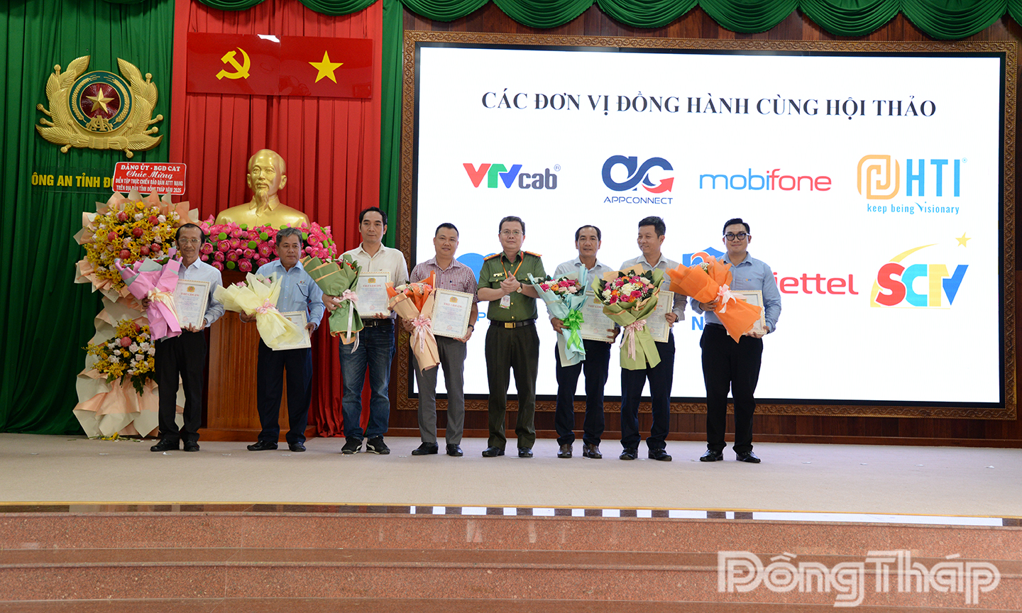 Ban tổ chức trao thư cảm ơn cho các đơn vị đồng hành cùng diễn tập.