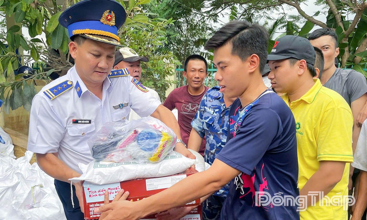 Trao quà cho bà con nhân dân Khánh Hòa.