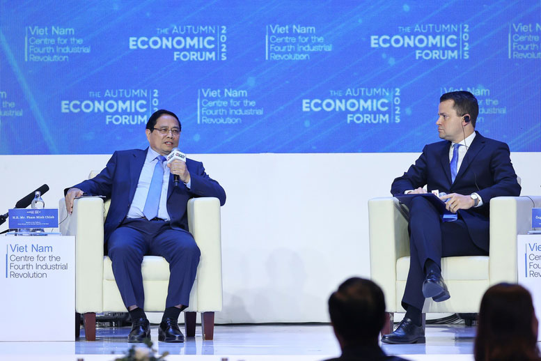  Thủ tướng cho biết, Việt Nam đang quyết liệt triển khai 3 đột phá chiến lược về thể chế, hạ tầng, nhân lực - Ảnh: VGP/Nhật Bắc