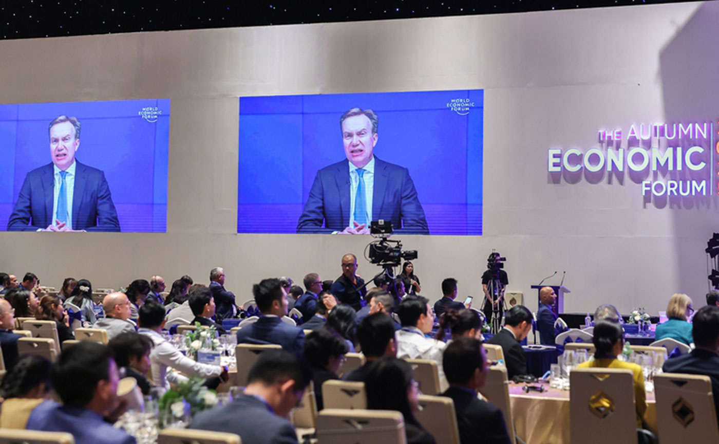  Ông Borge Brende, Chủ tịch điều hành WEF phát biểu ghi hình về định hướng chiến lược của WEF trong thúc đẩy chuyển đổi kép toàn cầu và tăng cường hợp tác với các quốc gia, trong đó có những hợp tác chiến lược với Việt Nam - Ảnh: VGP/Nhật Bắc