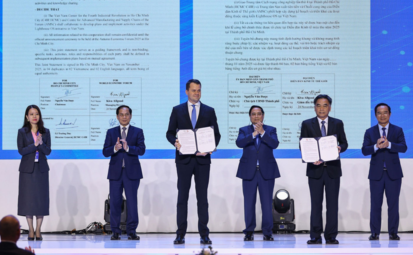  Thủ tướng Chính phủ chứng kiến trao Bản ghi nhớ (MOU) về hợp tác giữa TPHCM và Diễn đàn Kinh tế Thế giới (WEF) về sáng kiến thúc đẩy sản xuất thông minh và chuyển đổi công nghiệp có trách nhiệm tại Việt Nam - Ảnh: VGP/Nhật Bắc