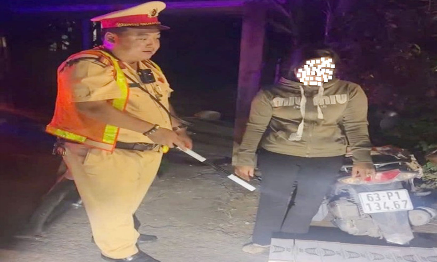 Lực lượng Cảnh sát giao thông Công an tỉnh Đồng Tháp bắt quả tang 2 đối tượng vận chuyển thuốc lá nhập lậu vào tối ngày 20-11. Ảnh: Phòng Cảnh sát giao thông