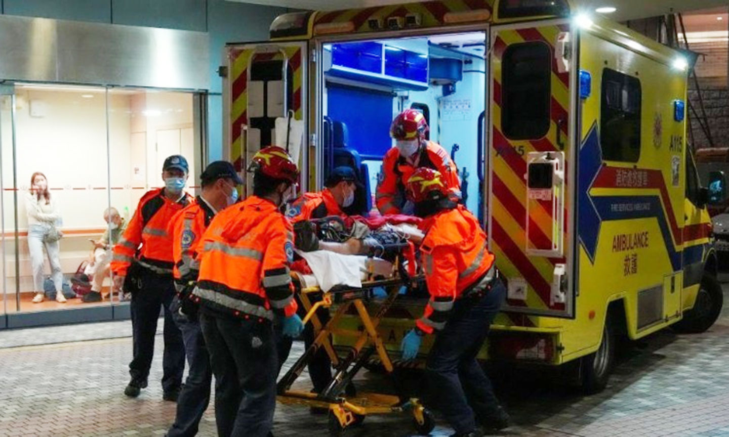 Đưa một người bị thương do vụ cháy đến cấp cứu tại bệnh viện. (Ảnh: Tân Hoa Xã)